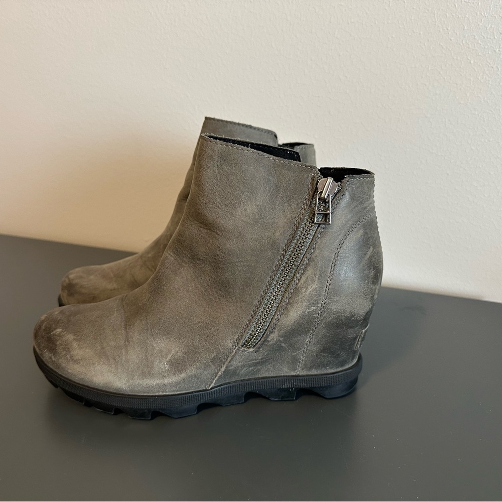 Sorel Women's Gray Wedge Ankle Boots size 8
